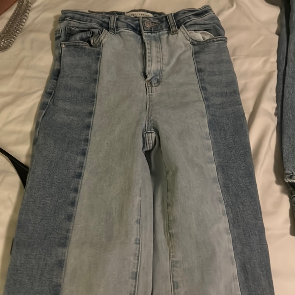 Mom jeans light/medium wash size 3 stress at the bottom